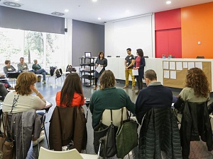 La biblioteca Jordi Rubió i Balaguer de Sant Boi de Llobregat va ser escenari ahir la primera trobada de la xarxa local d'Escola Nova 21