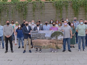 Minuts abans d'iniciar el ple municipal del mes de juny, representants de tots els grups polítics -El Prat en Comú, PSC, ERC, Ciutadans i Podem- s'han fet una foto amb una pancarta amb el lema 'Preservem el delta. Protegim el clima. No a l'ampliació de l'aeroport #NiUnPamMés'