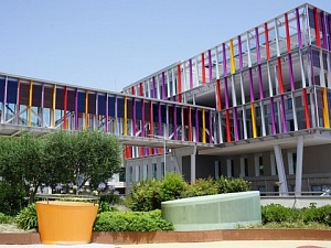 L'Hospital Sant Joan de Déu d'Esplugues de Llobregat ha inaugurat aquest dijous el Pediatric Cancer Center Barcelona (PCCB), el primer centre d'oncologia pediàtrica d'Espanya, el segon d'Europa i un dels majors del món