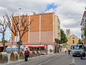 El mural es pintarà al lateral d'un edifici situat al carrer del Bon  Viatge, número 2,  al peu de la plaça de l'Ermita