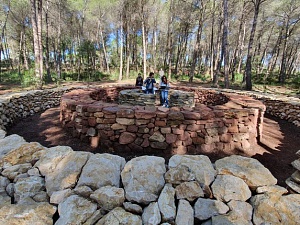 Aquest treball, realitzat seguint la tècnica de pedra seca amb materials del massís del Garraf, està format per tres cercles concèntrics