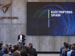 El CEO de Seat i Cupra, Wayne Griffiths, ha explicat que el pla d'electrificació contribuirà a mantenir la competitivitat d'Espanya 