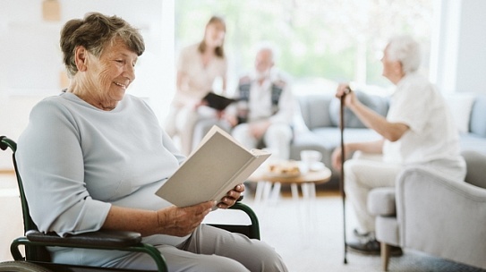 L’edat mitjana de les persones residents en residències és de 84,6 anys, +6,3 anys superior que l’edat mitjana de les persones grans que viuen soles 78,3 anys.